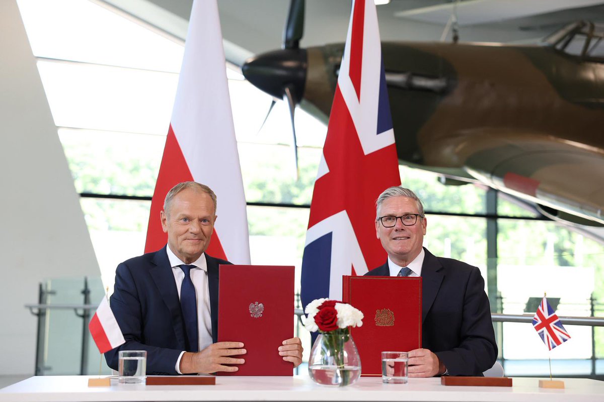 PremierRP's tweet photo. 📍#Northolt | Premier Donald Tusk i Premier Keir Starmer podpisali Traktat o partnerstwie w dziedzinie bezpieczeństwa i obronności. 

#PLUK https://t.co/q1BdVe3jRY