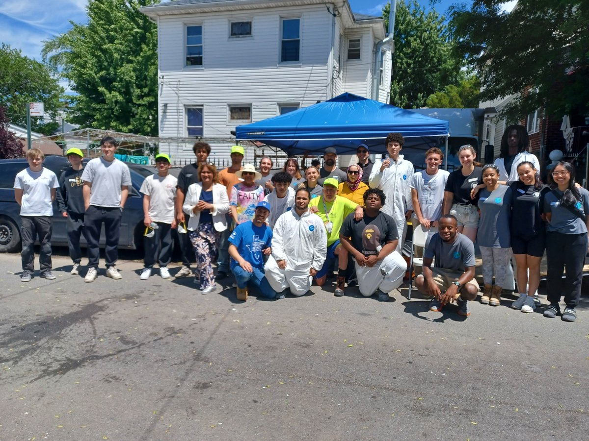 Jimkilloran's tweet photo. @Stonehillcolleg #volunteer campus ministry, in NYC,  joined us in rebuilding, flood homes in @HollisQueens, w @fullercenterny @NYDIS and more..bless them! with our staff, interns we finished sheetrocking a home,! #theologyofthehammer in full swing! https://t.co/YPl0BrECGg