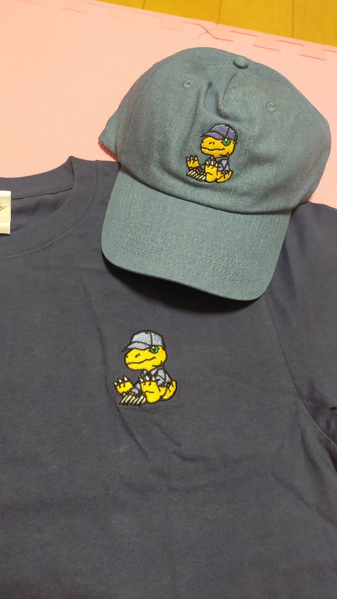 Gyotchan's tweet photo. デニムシリーズのワンポイント刺繍Tシャツとキャップ届いた
めっちゃ良い！

ぬいぐるみのキャップも欲しくて悩んだけどそっちは断念

#digimon
#デジモン https://t.co/EzXHX8pHrn