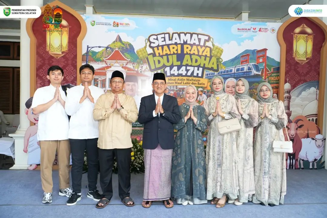 DISKOMINFOSS's tweet photo. Palembang. Sekda Prov. Sumsel, Drs. H. Edward Candra bersama istri, Hj. Desi Edward Candra melaksanakan halal bihalal Hari Raya Idul Adha 1447 H di kediaman resmi bersama masyarakat, Rabu (27/5) pagi. Kegiatan berlangsung hangat, penuh keakraban, dan nuansa kekeluargaan. https://t.co/NA0kR7UPwL
