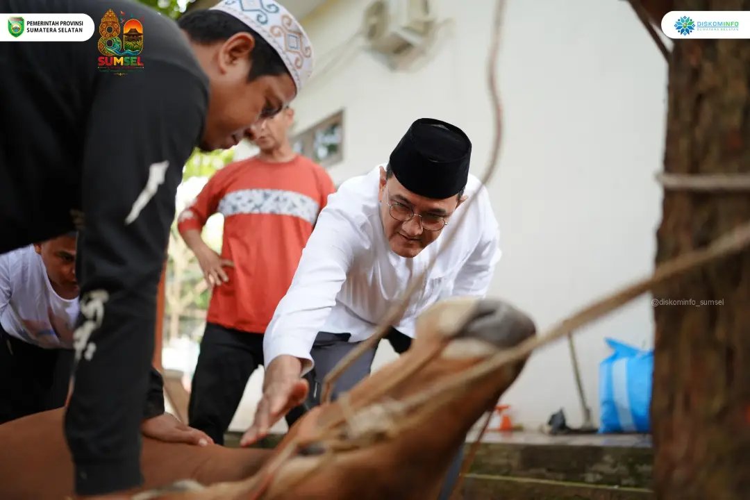 DISKOMINFOSS's tweet photo. Palembang. Sekda Prov. Sumsel, Drs. H. Edward Candra bersama istri, Hj. Desi Edward Candra melaksanakan halal bihalal Hari Raya Idul Adha 1447 H di kediaman resmi bersama masyarakat, Rabu (27/5) pagi. Kegiatan berlangsung hangat, penuh keakraban, dan nuansa kekeluargaan. https://t.co/NA0kR7UPwL