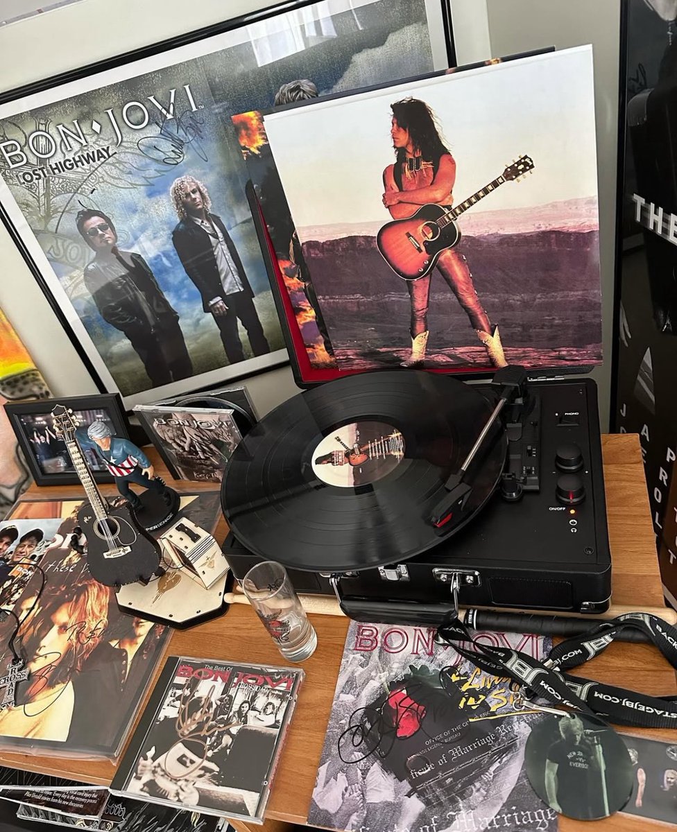 Jerrybraden92's tweet photo. Enjoying the Blaze of Glory album

The songwriting and vocals on this is phenomenal

As Jon was writing for Young Guns 2, he also wrote and tied what he was going through in his life with the characters and story 

A lot of deep cathartic vulnerable songwriting 

And there’s also a lot of fun songs

You Really Got Me Now deserves a lot more recognition 

#JonBonJovi