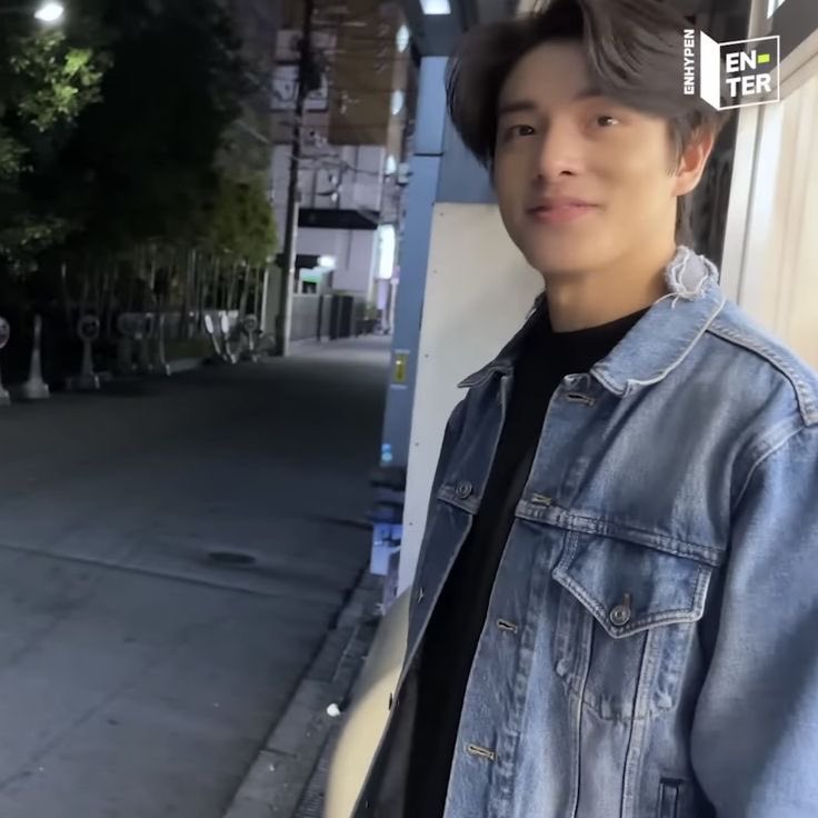 yeackerman's tweet photo. he looks absolutely normal what do you mean i can’t just see someone like that on the side of the road https://t.co/ebYSDnUONy