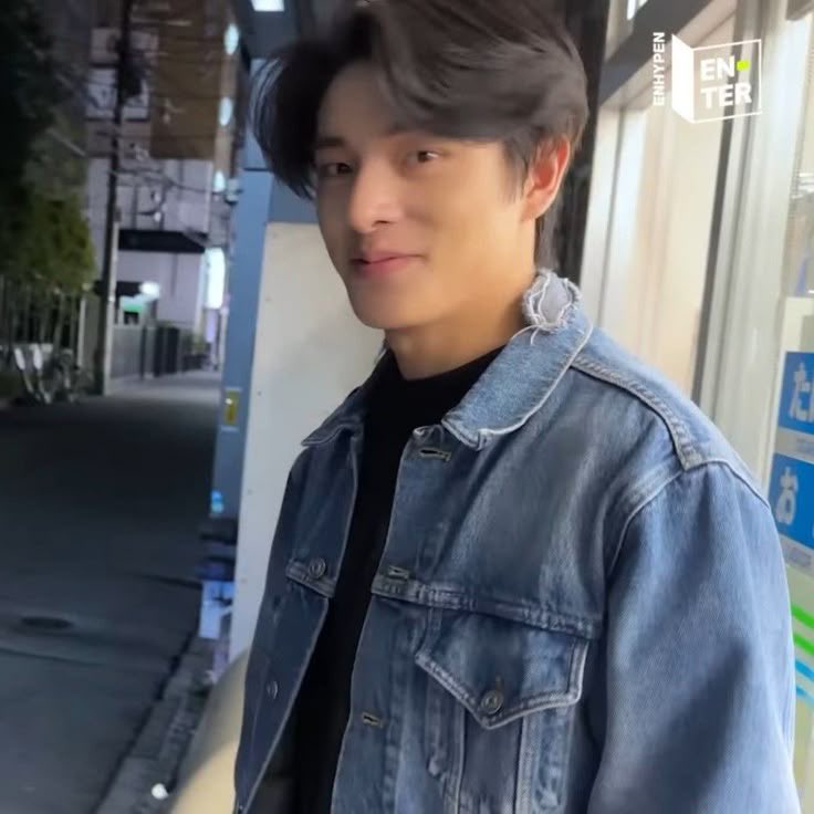 yeackerman's tweet photo. he looks absolutely normal what do you mean i can’t just see someone like that on the side of the road https://t.co/ebYSDnUONy