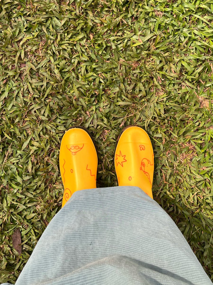 ramekinstudio's tweet photo. i see yellow boots, i doodle https://t.co/p62pYGhoDd