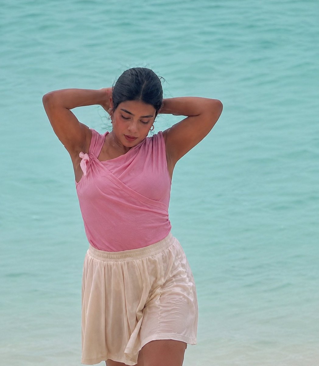 Leviathn01's tweet photo. cook with comali pavithra 🥵 
Maldives trip 🥵 anjaan samanthava recreate panirva polae🫣 https://t.co/rh4GhgY800