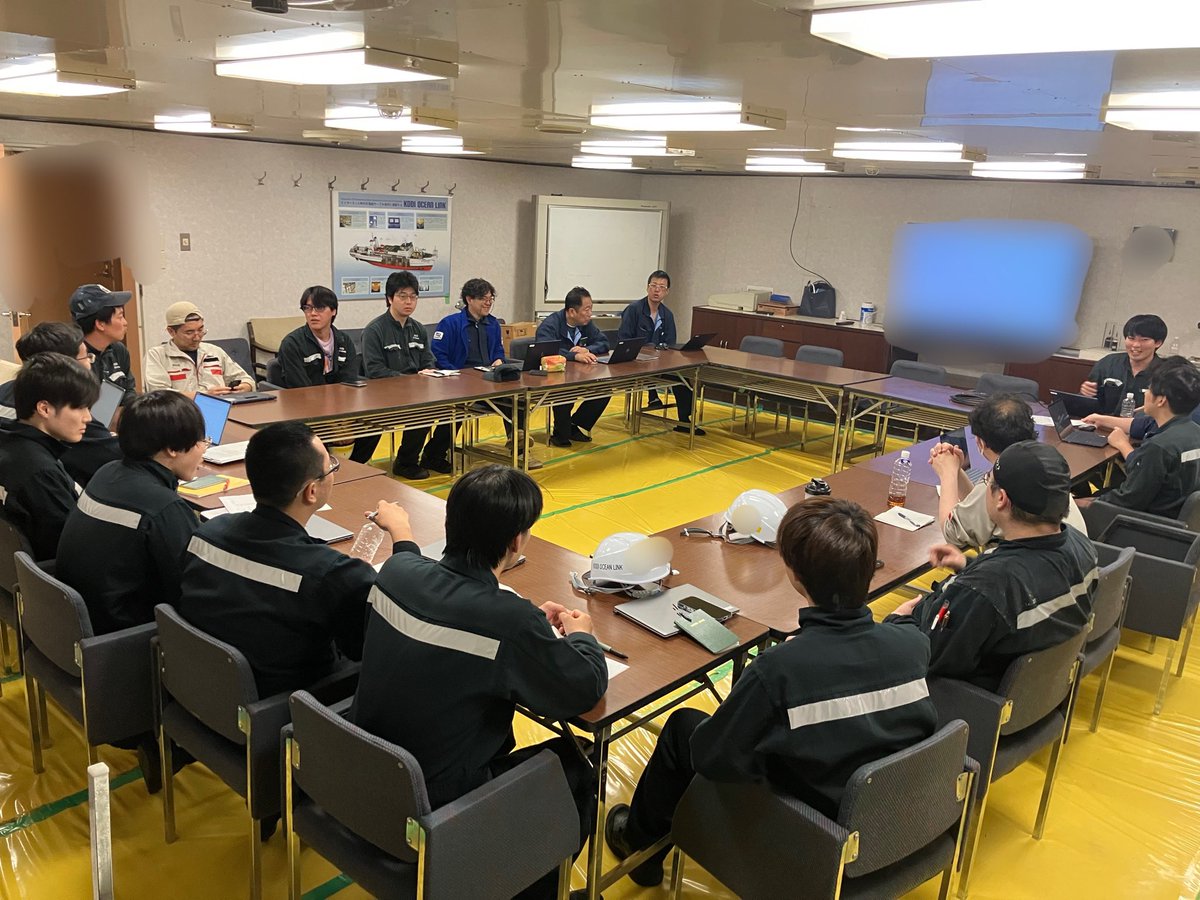 KCS_cable_ship's tweet photo. 【本日の新入社員】
いよいよ明日出港！
今回の工事内容および安全等について、乗船者でミーティングを実施しております。

新入社員も真剣にメモしてました。
頑張って！

#新入社員 
#海底ケーブル 
#KDDIオーシャンリンク https://t.co/k0mh3Vo0M8
