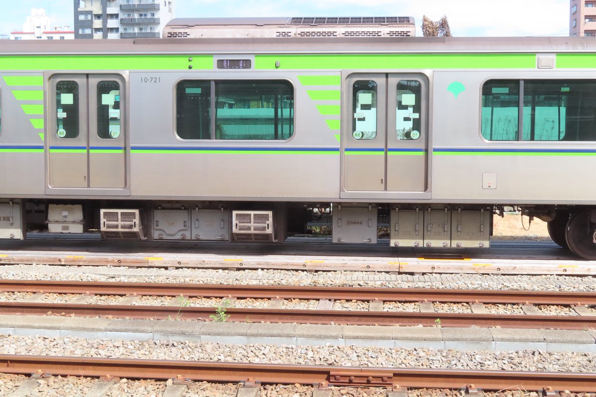 3mesen's tweet photo. FLの海側の写真探してたら気付いたけどパワーユニットのところにも車号表記あるのか

都営10-300形 10-721 2025-03-20 https://t.co/50AOrbJ6sM