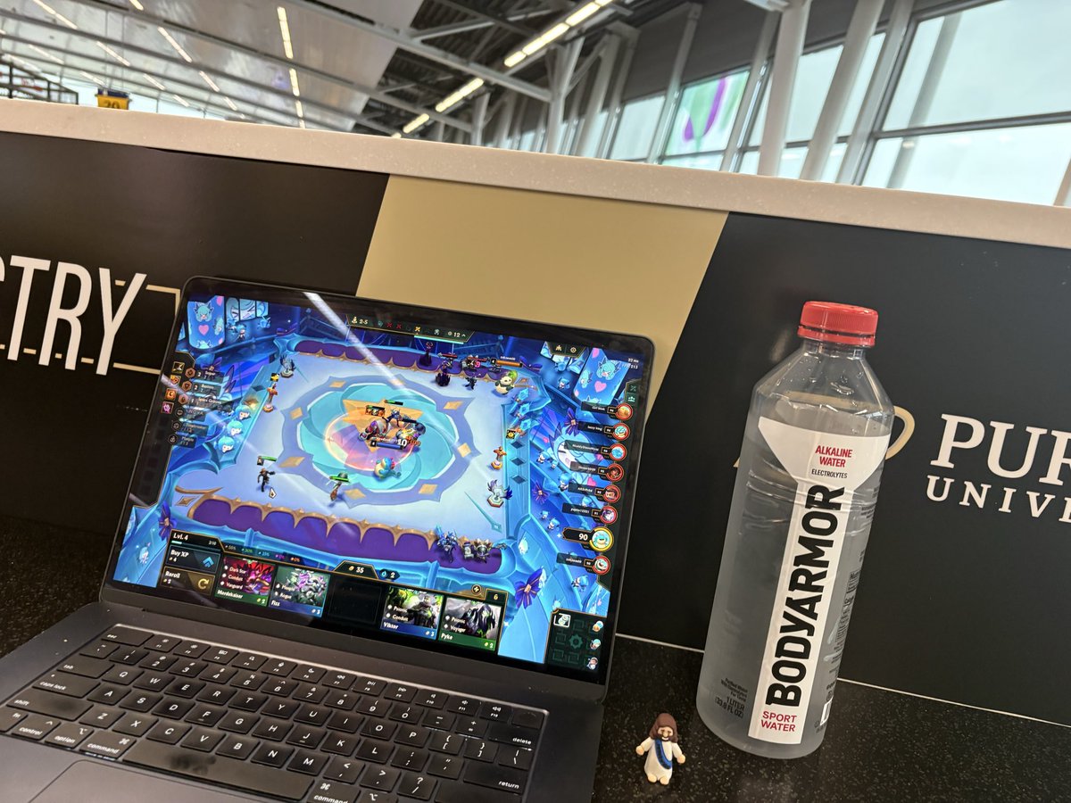HeadlessElf13's tweet photo. Nothing like some airport @TFT  💜 https://t.co/8vsASJYhQi