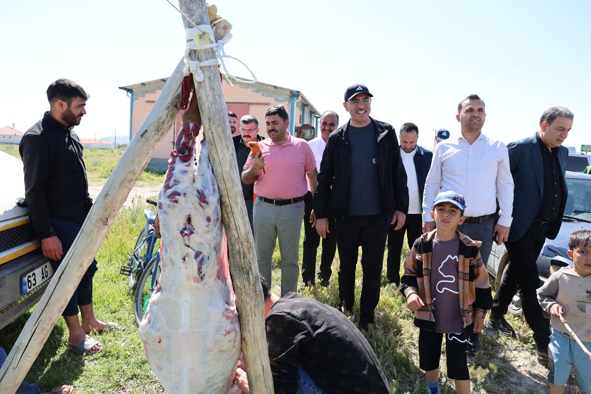 mehmetkusnet's tweet photo. Bayram birlikte güzel diyerek çıktığımız yolda, memleketlerinden uzakta helal rızık peşinde ter döken emekçi mevsimlik tarım işçisi hemşerilerimizle bir araya gelerek bol bol hasret gideriyor, kucaklaşıyor ve bayramlaşıyoruz. https://t.co/Eb3DwaDmCq