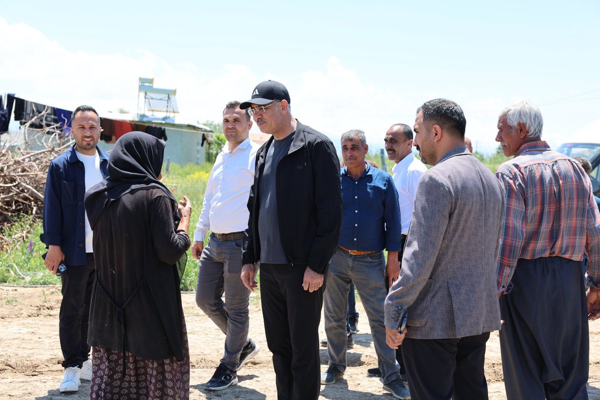 mehmetkusnet's tweet photo. Bayram birlikte güzel diyerek çıktığımız yolda, memleketlerinden uzakta helal rızık peşinde ter döken emekçi mevsimlik tarım işçisi hemşerilerimizle bir araya gelerek bol bol hasret gideriyor, kucaklaşıyor ve bayramlaşıyoruz. https://t.co/Eb3DwaDmCq