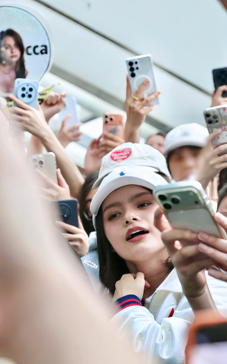 occcerss's tweet photo. The loveliest little princess in the crowd👸

REBECCA FLY TO BEIJING
#RalphLaurenTH
#PoloRalphLaurenTH
#beckysangels #BeckyArmstrong‌ https://t.co/yhb5AoRVvN