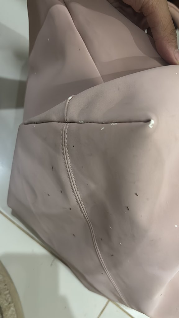 sessa000's tweet photo. TAS TOTEBAG MERCHE PINK POUDRE

70K
overal good condition, minusnya defect putih putih itu dimakan semut
bisa oren 🍊 

#wts #merche #wtb #zonauang https://t.co/dwUcc0XTn1