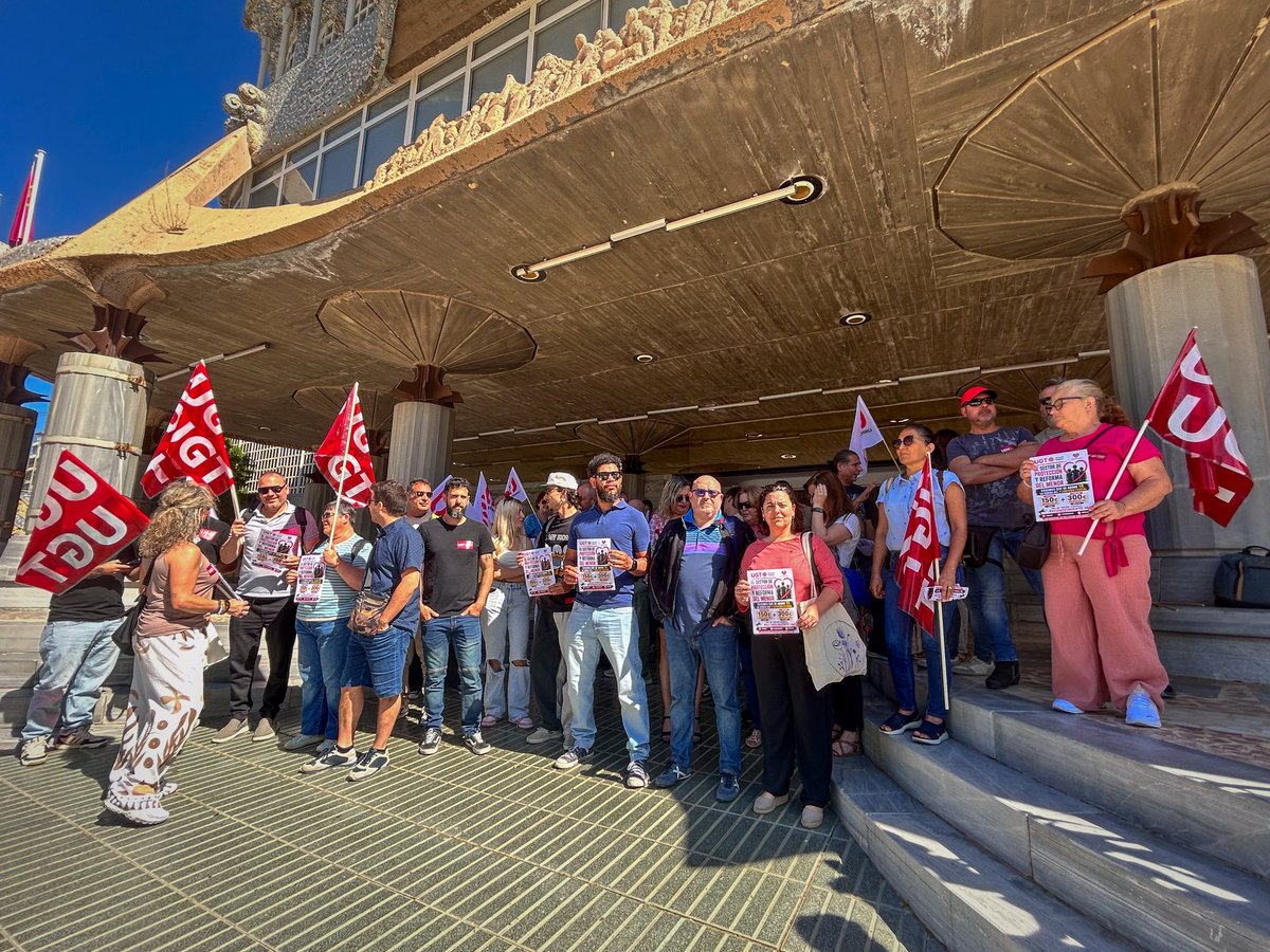 penelope_IUVRM's tweet photo. Mientras se debatía nuestra moción de apoyo, esta mañana hemos estado en la puerta de la Asamblea Regional acompañando a las trabajadoras y trabajadores del sector de protección de menores junto a los sindicatos. Están reclamando algo tan básico como que se cumpla el V Convenio Colectivo.

Hablamos de profesionales que trabajan con menores en situaciones muy complejas, y que hoy cobran en muchos casos apenas por encima del salario mínimo. No es sostenible ni justo.

🔻 Frente a eso, seguimos del lado de quienes defienden lo público desde abajo:

✊ salarios dignos
✅ Estabilidad en las plantillas 
❌ Y el fin de la incertidumbre permanente en un servicio esencial