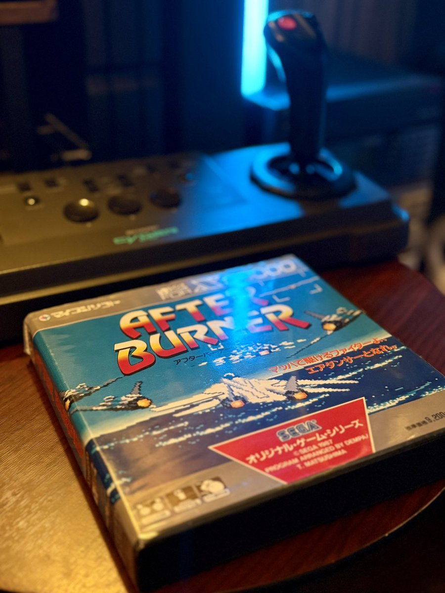 Ken_X68k's tweet photo. 当時ほぼゲームしない勢でしたが、昔から気になってたやつ買って初めて遊んでみた♪
このゲーム『パイっ!パイっ!』って何言ってるんだろうとずっと思ってたけど、『ファイヤー!ファイヤー!』って言ってたのですね😱
30数年の謎が解けました😅
#X68000 #AfterBurner #CyberStick https://t.co/KreJe3eUOy
