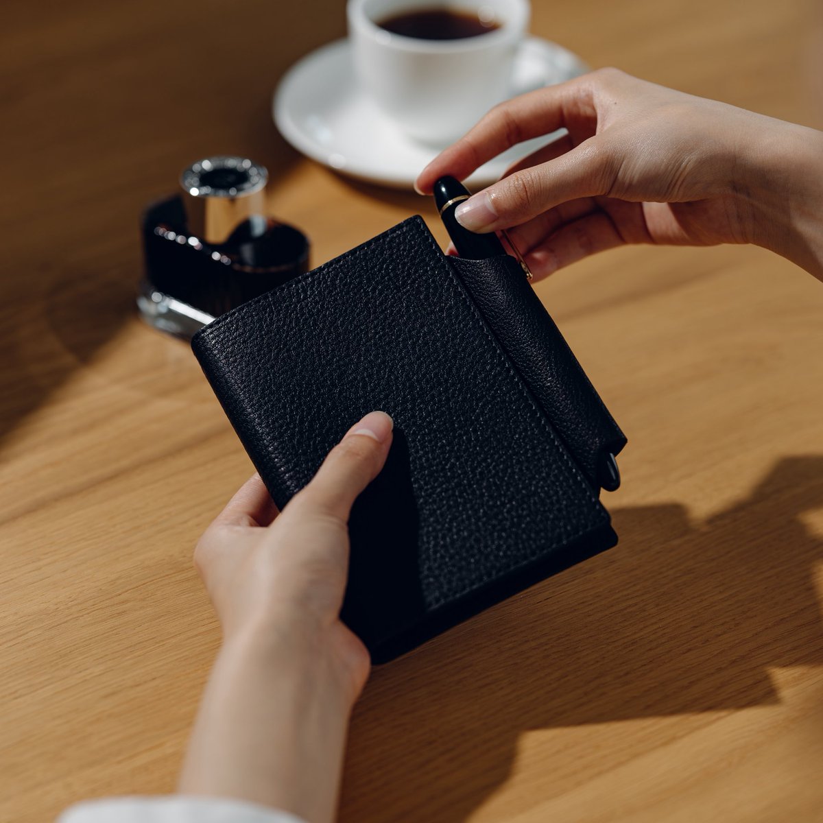 andliebe_jp's tweet photo. 新作の「ペンホルダー付きバインダー手帳」を、5月30日 12:00より販売いたします📢✨

サイズは、M5・M6・バイブルの3種類。

この手帳で大切にしたのは、
お気に入りのペンを一緒に持ち歩けること。
そして、開いたときに気持ちよく書けること。

大容量よりも、書きやすさを優先し、
リングには11mmリングを採用しました。

手がリングに当たりにくく、
ページの端まで気持ちよく書ける仕様です。

さらに180度フルフラットに開くので、
片手で押さえながら書く必要がありません。

予定を書くためだけではなく、
ふとしたアイデアを残すために。
日々の気づきを書き留めるために。
自分の考えを整えるために。

書く時間を、もっと身近に。
もっと心地よく。

そんな思いを込めて作った、
ペンホルダー付きバインダー手帳です☺️