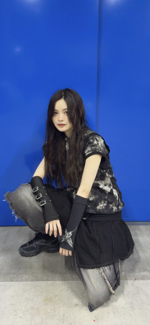 ks8837's tweet photo. このコは本当にこういうちょっと強めのスタイリングというか治安悪めが映えるよね

そんな一面を持ってながら楽屋では年少組とぬいぐるみごっこしてたりするっていうね。
このギャップに沼るんだよなー
#浅井恋乃未 https://t.co/CgTdMnJt20