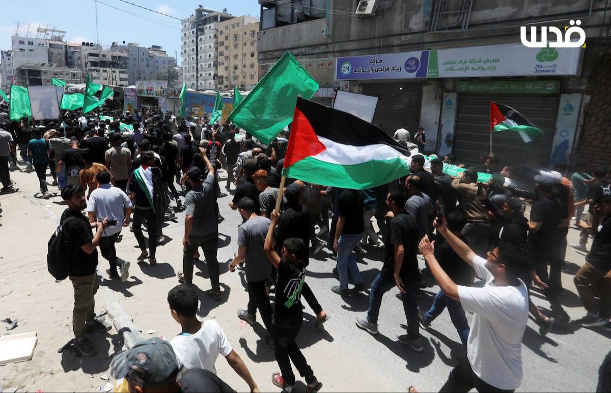 qudsn's tweet photo. فلسطينيون يشيعون جثمان القيادي في كتائب القسام محمد عودة وزوجته وأبنائه بعد استشهادهم جراء استهداف الاحتلال لشقة سكنية بمدينة غزة ليلة أمس https://t.co/2MjHnK0FWD