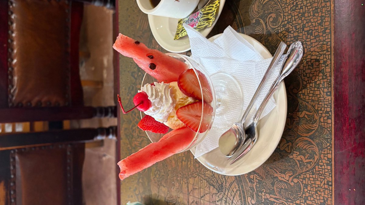 ___fuu20's tweet photo. そこらへんの公園で食べるアイスとか、
たまたま入った喫茶店のアイスが思っていたよりも豪華だったとか、そういうことがすごく幸せな最近の記録🍦 https://t.co/3QBVMm8ZGd