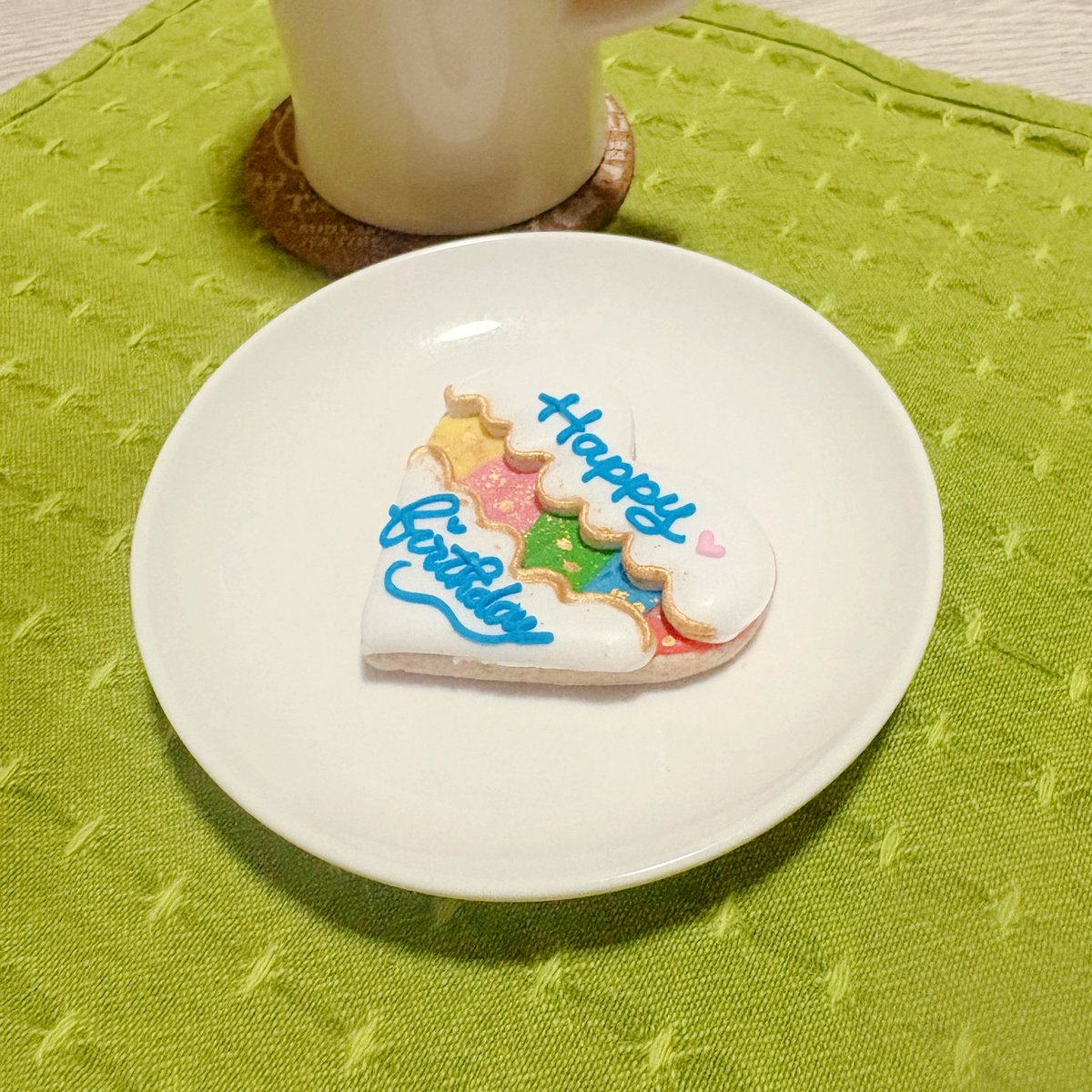 regxxxx16's tweet photo. 休み明け朝一から会議で疲れてたら
後輩さんが「これはハッピバースデー♪トゥーユーー♪の物です」て歌いながらくれた😂嬉！ https://t.co/pCGEqnWdLa