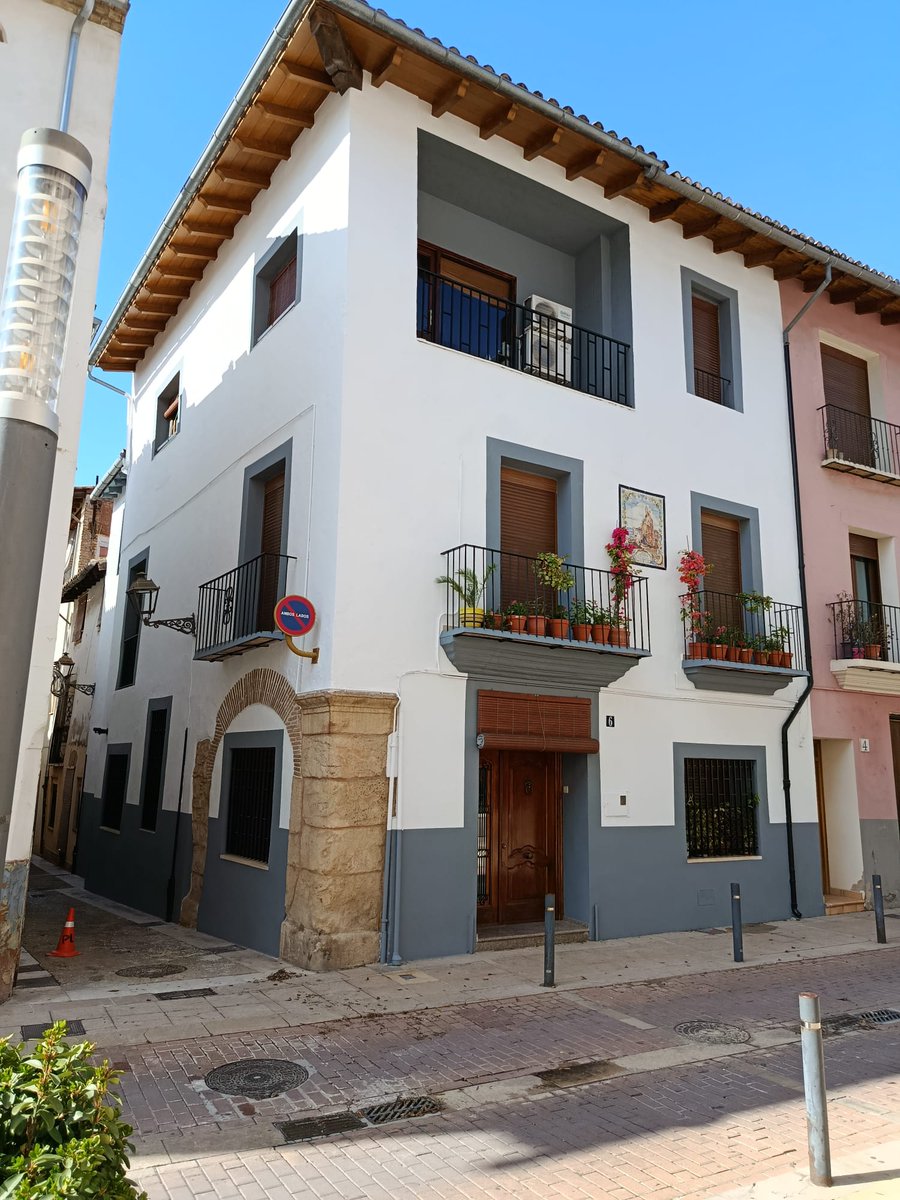 nanticdigneiviu's tweet photo. Façana acabada de pintar i amb balcó meravellosament decorat en el Carrer Sant Agustí. Gràcies a Antonio Sancho i a Isabel Penadés."Jo embellisc el meu barri de vida i color"❤️💐 https://t.co/EQbT4Cnih2