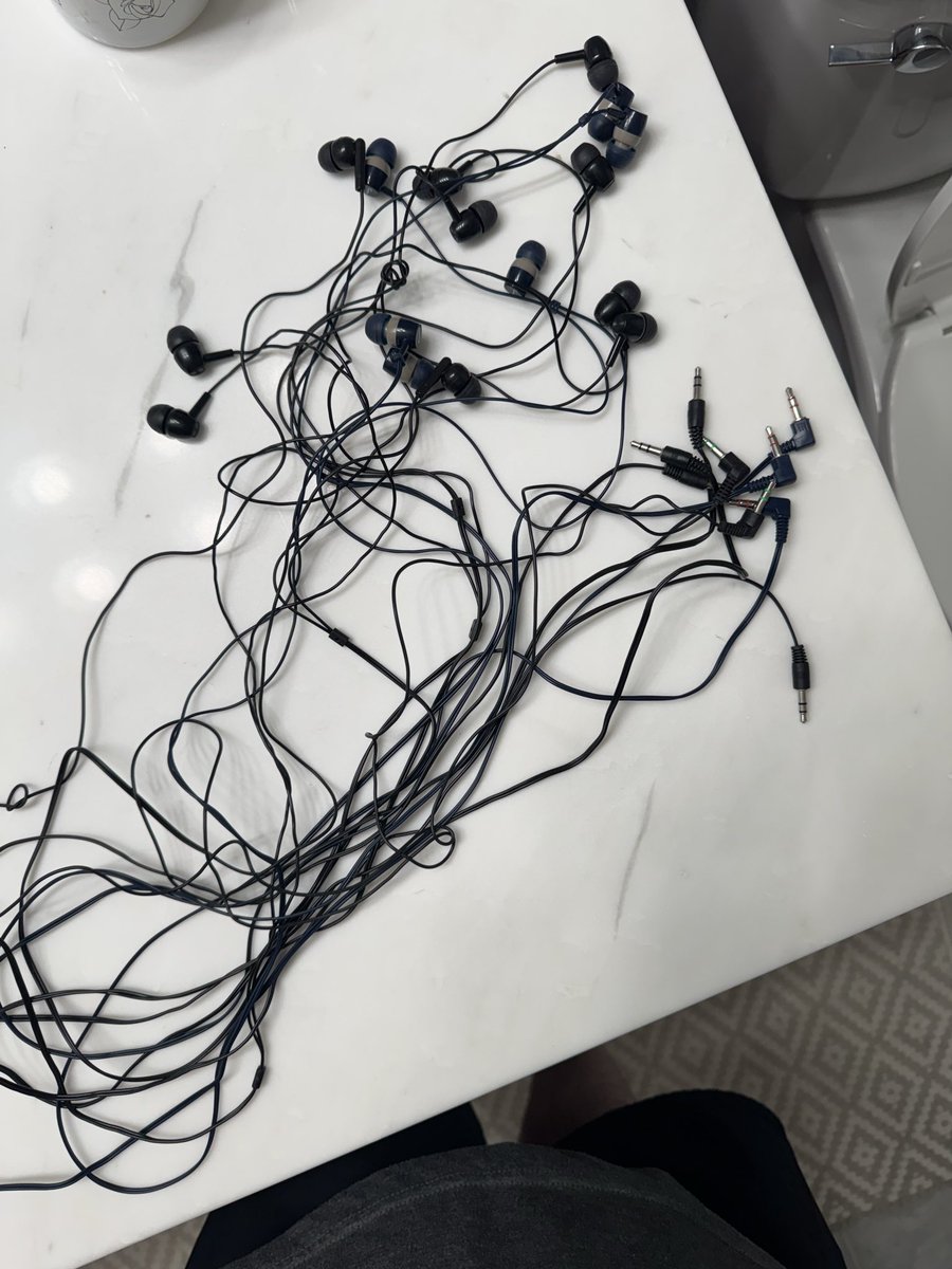 philindc's tweet photo. Airline in flight entrainment consules and European tour guides are keeping the old school wired earphone industry in business. https://t.co/nlD7O8XWEN