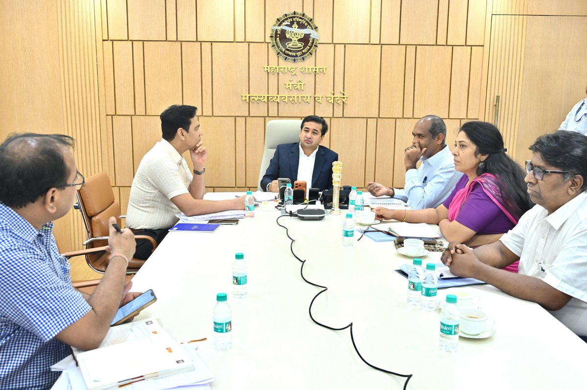 NiteshNRane's tweet photo. मत्स्यव्यवसाय विभागांतर्गत विविध महत्त्वाच्या विषयांवरील कार्यवाहीबाबत आज मंत्रालयात बैठक  घेऊन आढावा घेतला. 

यामध्ये प्रामुख्याने क्रियाशील मच्छीमार सभासदांना मासेमारी बंदी कालावधीत उदरनिर्वाहासाठी इतर राज्यांच्या धर्तीवर आर्थिक मदत उपलब्ध करून देणे, राज्याच्या जलधी क्षेत्रातील पावसाळी मासेमारी बंदी कालावधी वाढविणे, ‘फिश पाव’ उपक्रम राबविणे, पेनटाकळी जलाशय नाविन्यपूर्ण एकात्मिक पथदर्शक प्रकल्प कार्यान्वित करणे, ब्ल्यू इकॉनॉमी संदर्भात श्री.सुबोध कुमार(भा.प्र.से.) यांच्या अध्यक्षतेखाली गठीत समितीच्या अहवालानुसार करण्यात येणारी कार्यवाही, स्पर्म व्हेल माशाच्या उलटीपासून मिळणाऱ्या “अंबरग्रीस” संदर्भातील धोरण तयार करणे, तसेच मच्छीमार महिलांसाठी हॅन्ड ग्लोज व गमबूट उपलब्ध करून देणे अशा विविध विषयांवर सविस्तर चर्चा करून प्रलंबित कामे लवकरात लवकर पूर्ण करण्याचे निर्देश अधिकाऱ्यांना दिले. 

या बैठकीस पदुमचे सचिव एन.रामास्वामी, मत्स्यव्यवसाय आयुक्त प्रेरणा देशभ्रतार, महाराष्ट्र मत्स्योद्योग विकास महामंडळाचे व्यवस्थापकीय संचालक प्रकाश खपले आदी उपस्थित होते.

@CMOMaharashtra @Dev_Fadnavis @fisheriesgom