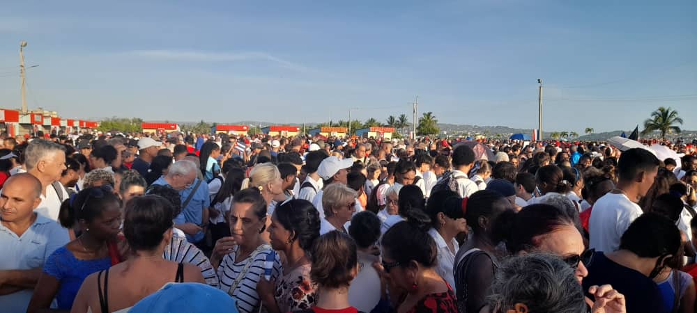 DgeMtz's tweet photo. 🔥 Con Raúl, por la Patria y contra el imperialismo.
🏫 IPU "José Luis Dubrocq Sardiñas" – estudiantes y trabajadores.
📢 Dijeron presente en la Tribuna Abierta.
🛡️ Apoyando al General de Ejército Raúl Castro Ruz.
#dgmemtz #GobMtz #CubaMined #DPEMatanzas #MatancerosEnVictoria https://t.co/h9gPVq8ucA