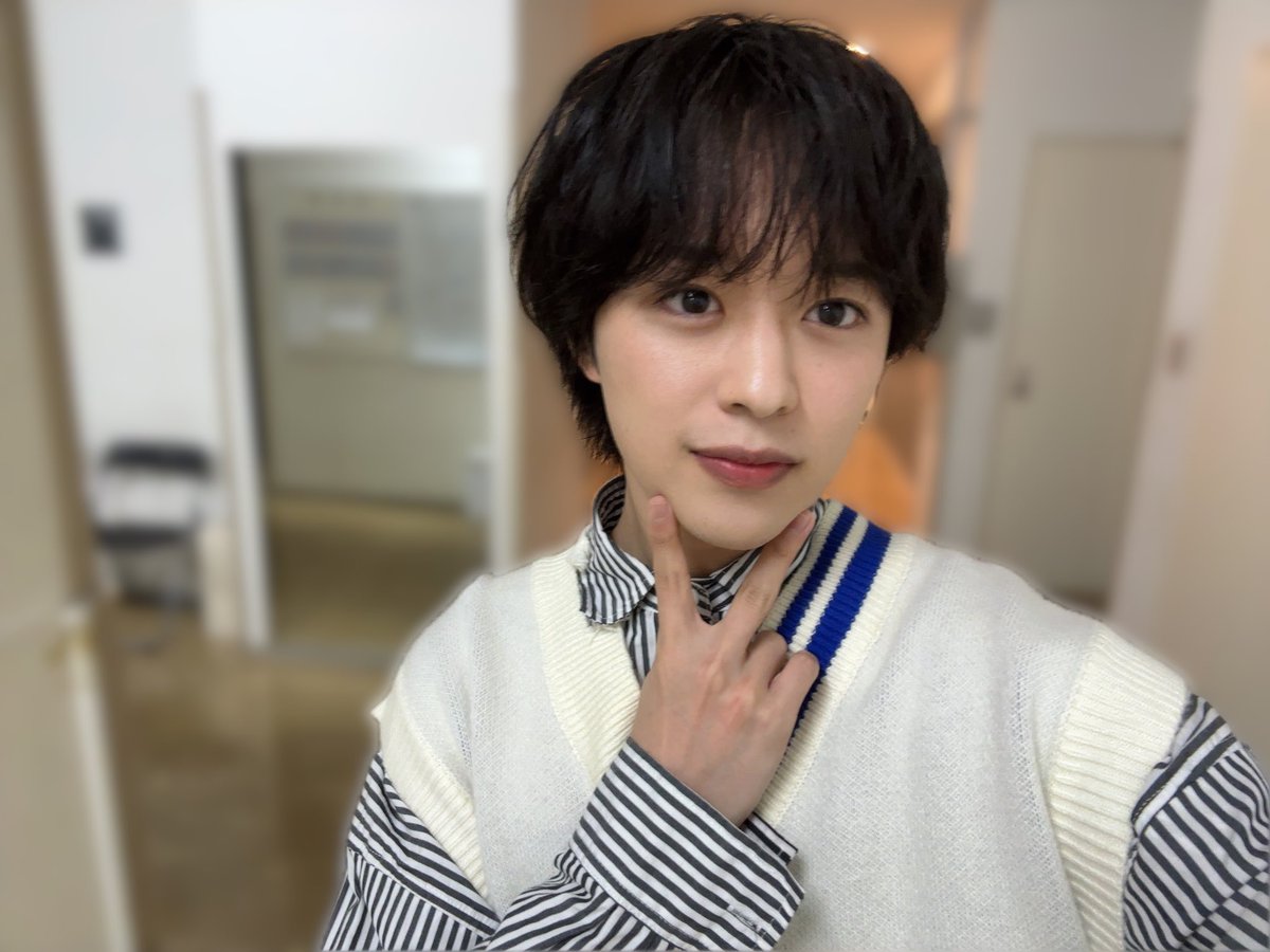 miyawaki2001's tweet photo. ONE MORE TAKE!初日ありがとうございました！！応援札も皆さんほんとありがとうございます😭残りの7公演も昴くんとして一生懸命生きます！応援よろしくお願いします！ https://t.co/mfvDDB0gap