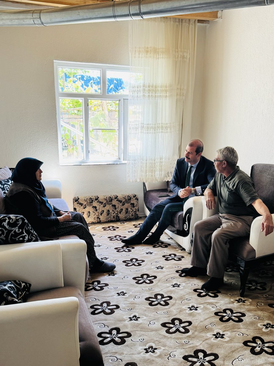 akorenkaymakam's tweet photo. 📍Şehidimiz ve Ailesi Ziyaret Edildi

✅ Kaymakamımız Sn. İsa BERTAN, Şehit Hamdi KARAGÖZ’ün Kayasu Mahallesi’nde bulunan kabristanını ziyaret ederek dua etti.
✅ Şehidimizin kıymetli ailesi Tahir ve Keziban KARAGÖZ çiftini ziyaret eden Kaymakamımız, Kurban Bayramlarını kutladı. https://t.co/jNMwSrLT7x