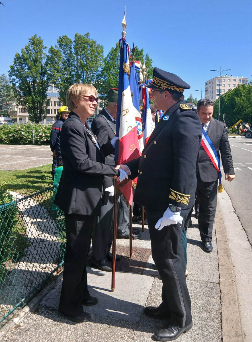 Prefet39's tweet photo. 🇨🇵Cérémonie I Journée nationale de la Résistance   

💐À l’occasion de la journée nationale de la Résistance, ce mercredi 27 mai, M. Silvère SAY, Secrétaire général de la préfecture et sous préfet de l’arrondissement de Lons-le-Saunier, a présidé la cérémonie commémorative au monument dédié.   

🕊️Cette journée rend hommage aux femmes et aux hommes qui, dès 1943, autour de Jean Moulin et du Conseil national de la Résistance, ont choisi de dire non à l’occupation, à l’arbitraire et à la haine.   

🦾 Résistants de l’ombre, combattants, agents de liaison, familles engagées : tous ont porté les valeurs de liberté, de courage et de fraternité qui fondent encore aujourd’hui notre République.   

👉Un moment de mémoire et de recueillement pour transmettre aux générations futures l’esprit de la Résistance.