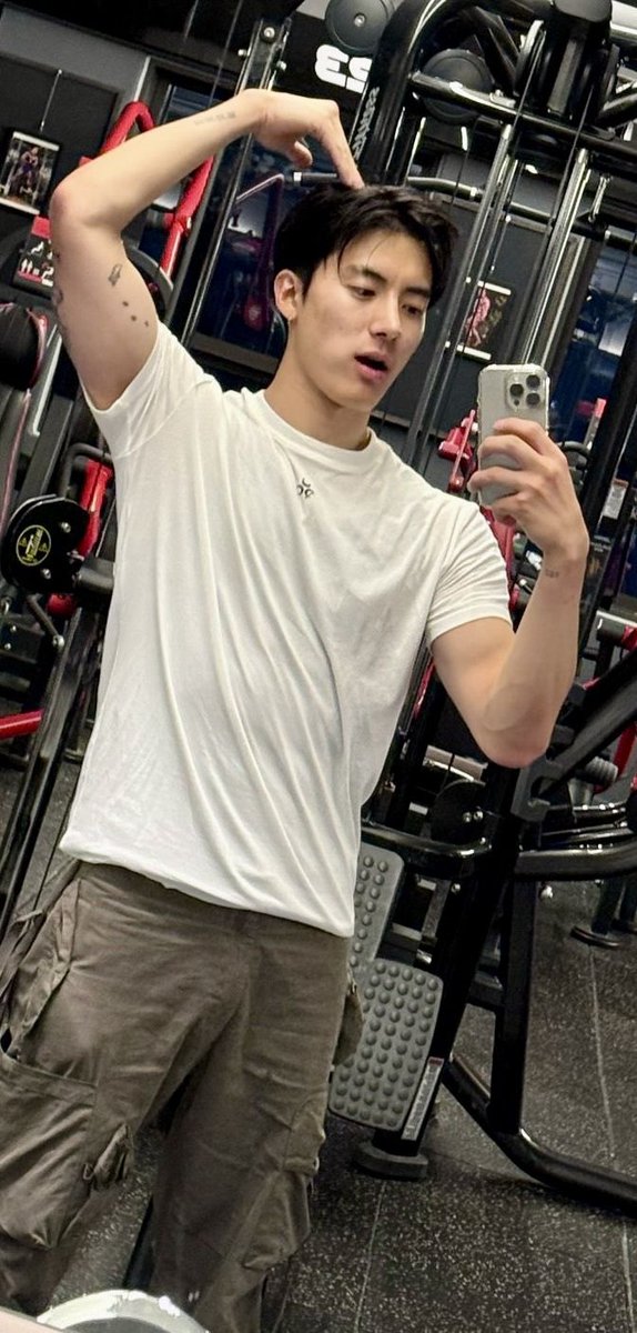 อยากรีดน้ำสุดหล่อ tweet media