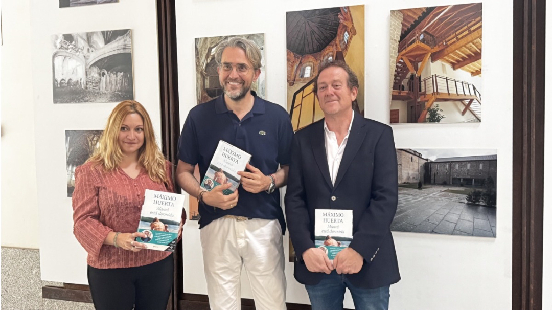 Avilared's tweet photo. Máximo Huerta cierra en Ávila la gira de su última novela’: “España es un país de gente que cuida”
https://t.co/Ak6Gx3902S https://t.co/fqkJyDZpxa