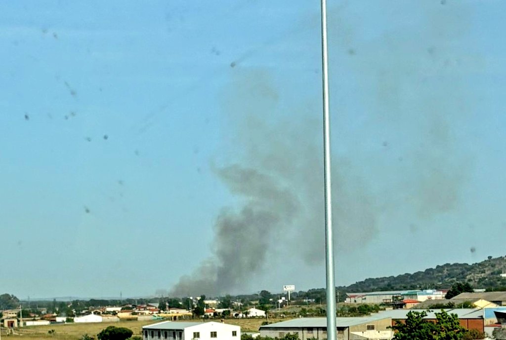 Batallont15's tweet photo. #Cáceres | Declarado un incendio forestal en Navalmoral de la Mata; #IFNavamoralDeLaMata.
Trabajando medios del #PlanINFOEX y #SEPEICáceres. https://t.co/CcpbGFbtXN