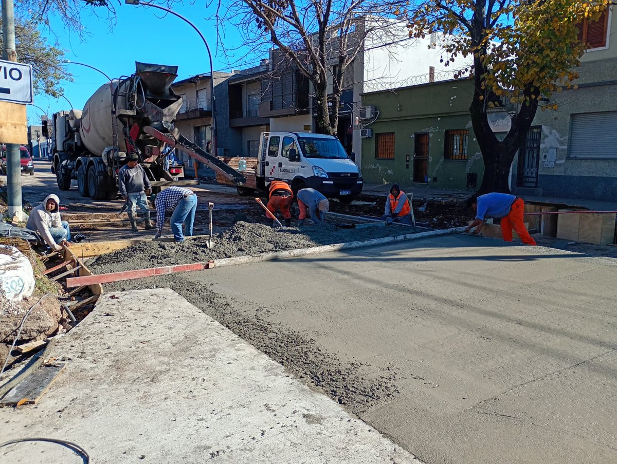 MuniRosario's tweet photo. REMODELACIÓN INTEGRAL DE BV. SEGUÍ
Continuamos trabajando en: 
✅ Ejecución de cañería PVC en cruce de calle Balcarce esquina Bv. Seguí.
✅ Calzada de hormigón en la bocacalle de Bv. Seguí y Balcarce.
✅ Excavación y colocación de cañería en Bv. Seguí entre Mitre y Entre Ríos.
⤵️ https://t.co/jKMUGuflcr