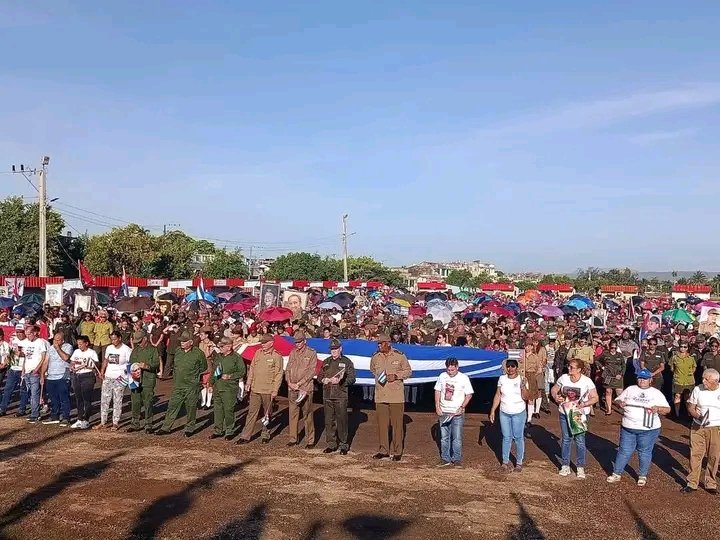 cadeca_matanzas's tweet photo. El colectivo de Cadeca Matanzas, desde la Tribuna Antimperialista en el viaducto, ratifica lo expresado por nuestro Primer Secretario: "Raúl es #Cuba y quien se mete con Raúl, se mete con Cuba".

#MatancerosEnVictoria #RaúlEsRaúl #CubaVencerá https://t.co/ssQnDV79y1
