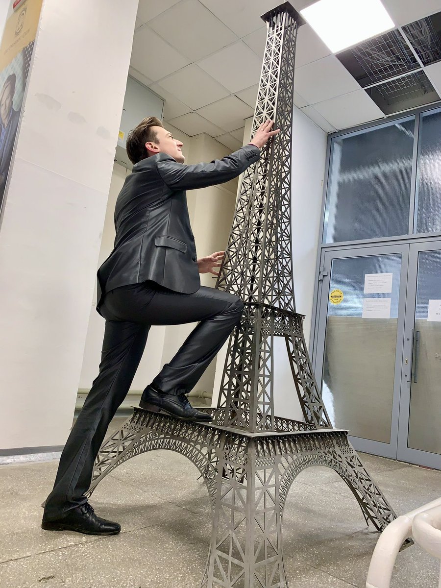 Neminglovsky's tweet photo. I remember my student years, when I started to wear shiny suits! I was dreaming about wearing satin shirts every day, but was ashamed of the opinion of others. Now, after overcoming all limitations in my head, I have finally become myself! #shinysuit #menswear #satinshirt https://t.co/CouYehWKfI