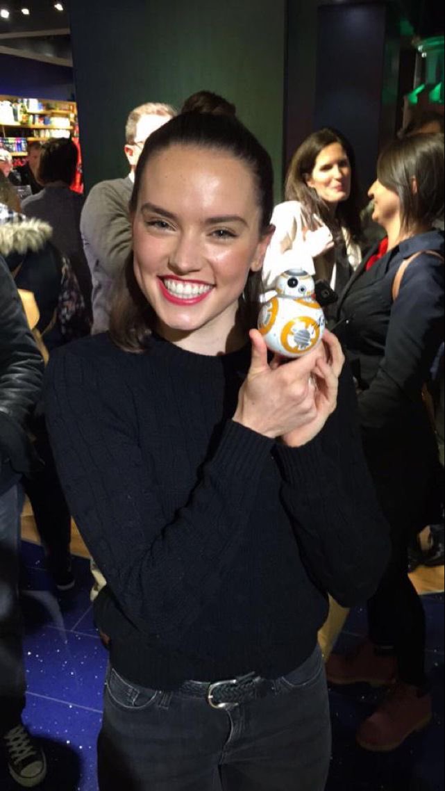ReyAcervo's tweet photo. Daisy Ridley com um bonequinho do BB-8 https://t.co/AMWCIWDnTs