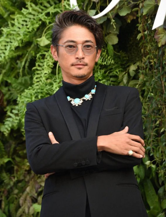hitoshi_papafit's tweet photo. 46歳、窪塚洋介がやってること、
真似できる部分だけ抜き出した。

40代おやじ体型はここだけやればいい👇

・寝る3時間前は食べない（これだけでも変わる）
・朝は野菜ジュース＋ヨーグルト（0.25食）
・昼は好きなもの食べていい（ラーメンでもOK）
・発酵食品を毎日1個入れる（納豆・味噌・漬物）
・「まごわやさしいな」を意識するだけ
・ストイックにやらない（お酒も飲む）
・腸が整うと性格まで穏やかになる
・脳の調子は腸で決まる（脳腸相関）
・外食や暴食した翌日は腸を休ませる
・食べない時間＝空腹感は"健康の証"
・習慣化＝勝ち（気合いは不要）

正直ここまでで十分。
ガチの食事制限は不要。
腸が変わった人だけが、体型も人生も変わる。

「腸は宇宙だ」── 窪塚洋介（本人談）

マジで,,,,,

#窪塚洋介　#40代パパ　#腸活　#ダイエット