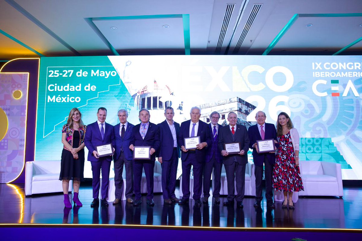 CEAPIconsejo's tweet photo. 📍 Homenaje Puente Iberoamérica

Un homenaje a empresarios que han construido puentes de inversión, conexión y desarrollo entre ambos lados del Atlántico.

Homenajeados:
 
Antonio del Valle Ruíz, presidente de honor vitalicio de Grupo Kaluz (México)

Gilberto Marín, presidente de Grupo Alquimara (México)

Antonio Suárez, fundador de @Grupomar (México)

Valentín Diez Morodo, cofundador del premio y presidente de honor internacional de CEAPI (México)

@OlegarioVazquez, CEO y presidente de @GrupoVazol (México)

Presenta: @juanluiscebrian, miembro del Consejo asesor de CEAPI

#IXCongresoCEAPI #CEAPI #Iberoamérica