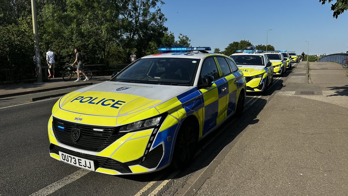 cameraZoe's tweet photo. Incident happening at Donnington Bridge - 8 police card, helicopter and fire engine. 
@TheOxfordMail #Oxford #Oxfordshire https://t.co/EdFMW1DHYu