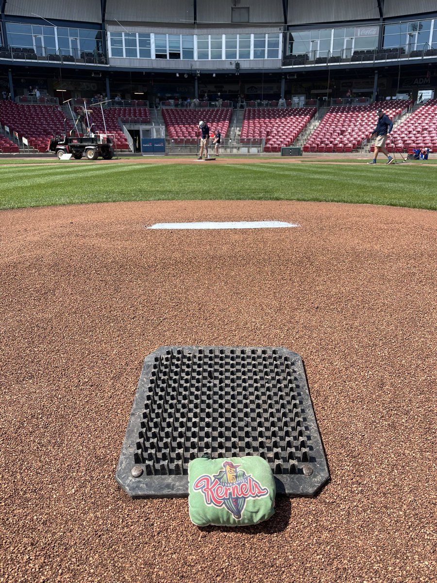 DoubleC43's tweet photo. Everyone loves a noon game https://t.co/4IhbVxPoC9