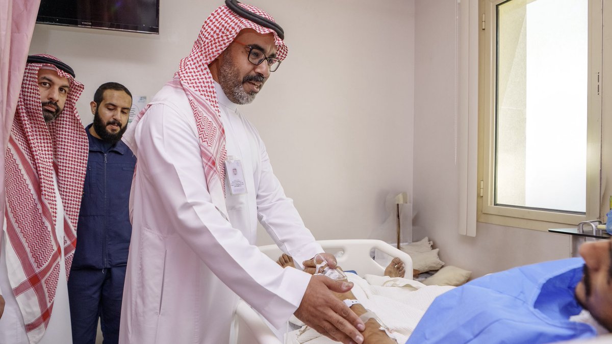 IAFHospital's tweet photo. مدير #مستشفى_الإمام_عبدالرحمن_الفيصل بالإنابة د. عبدالله الزايدي يهنئ المرضى المنومين ومنسوبي المستشفى المناوبين بمناسبة #عيد_الأضحى_المبارك. https://t.co/e4D2M8YMa4