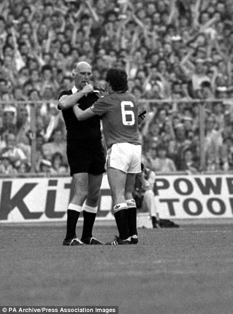 FootballStorie4's tweet photo. 18 maggio 1985
Finale FA Cup 
Manchester Utd vs Everton 1-0 (d.t.s.)
Kevin Moran, Manchester United, protesta nei confronti dell'arbitro Peter Willis.
Sarà il primo giocatore della storia a essere espulso in una finale di FA Cup per un fallo ai danni di Peter Reid dell'Everton. https://t.co/8AujbtiqNF