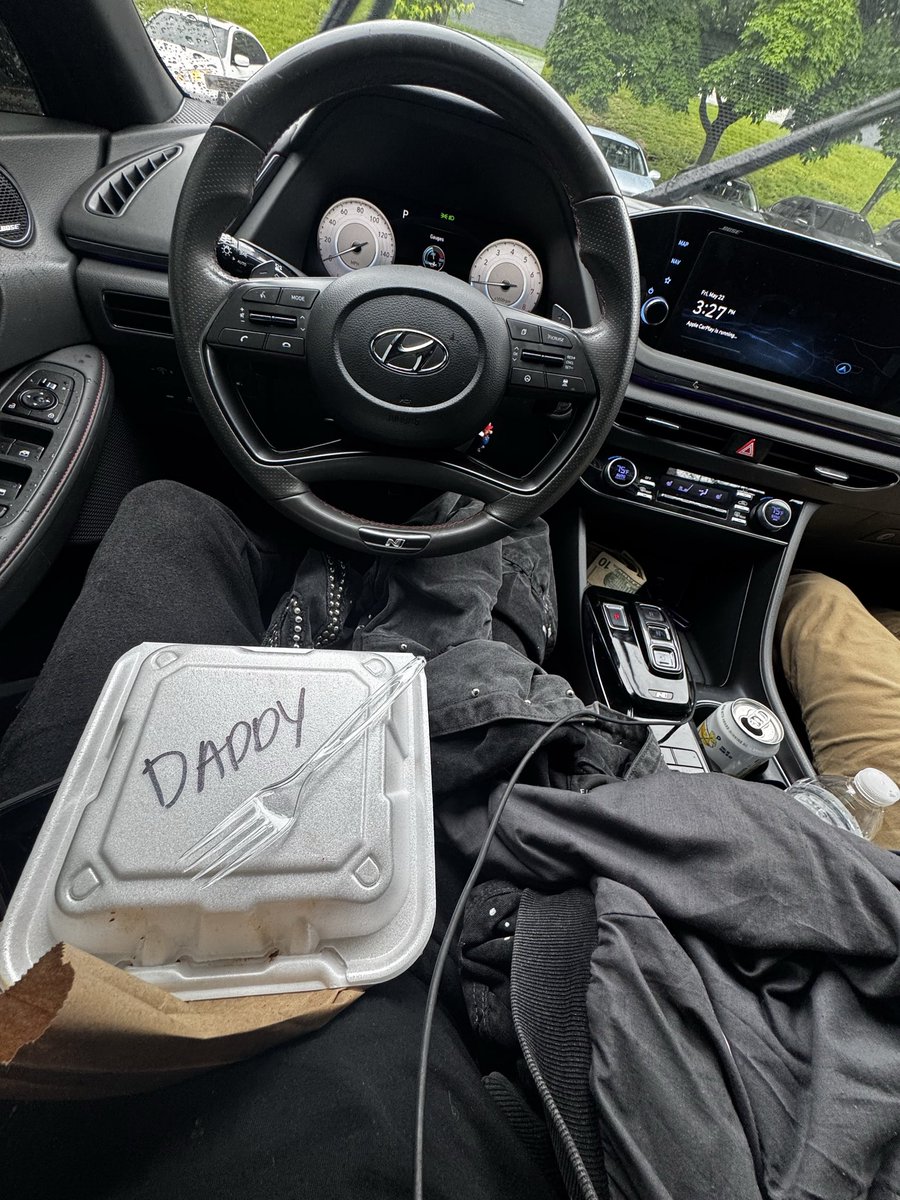 Yjx3g's tweet photo. If she don’t feed you she don’t love you #Duh https://t.co/hIoGXVYCtl