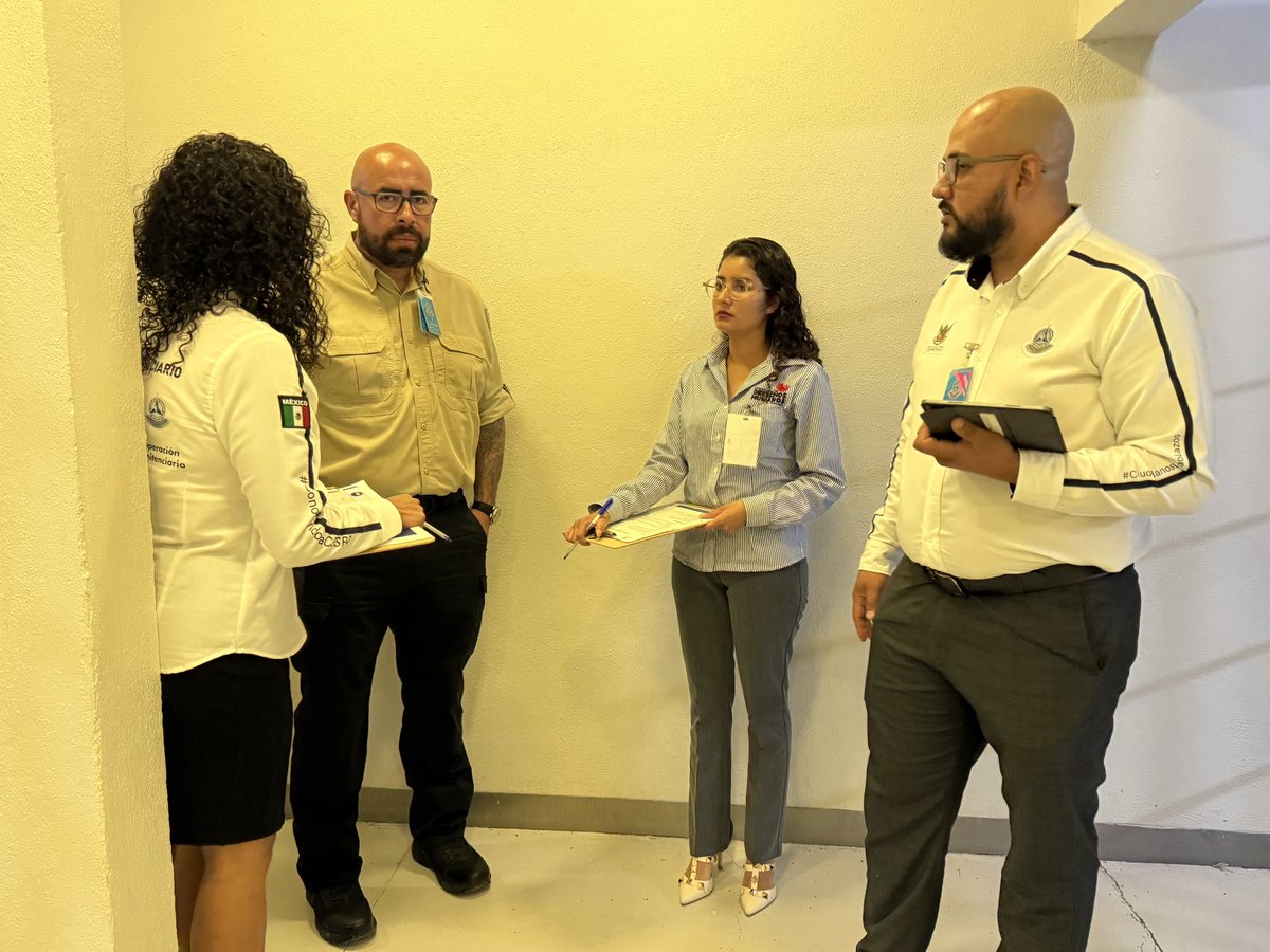 cespq_qro's tweet photo. En atención al Programa Estatal de Integridad del Personal de Seguridad, instruido por el Gobernador Mauricio Kuri (@makugo), realizamos acciones orientadas a fortalecer la integridad institucional y la confianza ciudadana. 🤝

Durante la jornada se efectuaron revisiones aleatorias al personal operativo de custodia penitenciaria y a los protocolos relacionados con la aplicación de la Ley General para Prevenir, Investigar y Sancionar los Delitos en Materia de Extorsión.

Estas actividades contaron con la participación de la Defensoría de los Derechos Humanos del Estado de Querétaro, fortaleciendo la transparencia y legitimidad del ejercicio institucional. ⚖️