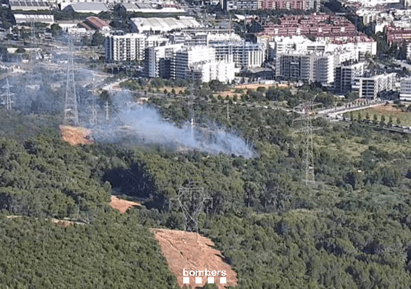 bomberscat's tweet photo. Estabilitzem un incendi de vegetació a una zona propera a l'ermita de Sant Ramon, a Sant Boi de Llobregat (avís 18.31h @112). Treballem per acabar de rematar l'incendi amb 5 dotacions

#bomberscat https://t.co/xlwcITAitP