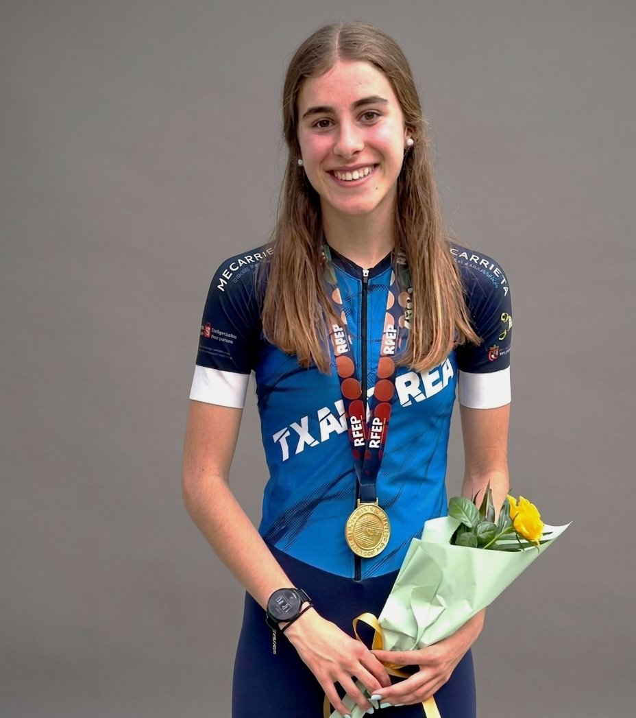 ElOlitense's tweet photo. Dos oros y un bronce no los gana cualquiera en un finde, pero sí la joven patinadora Uxue Cruz Paladella de #Olite #Erriberri. El Campeonato de España de Pista 2026 que se celebró en la Ciudad Deportiva Amaya quedará en el recuerdo, seguro :
https://t.co/tyMdHXk9m5 https://t.co/aewTgnOECV