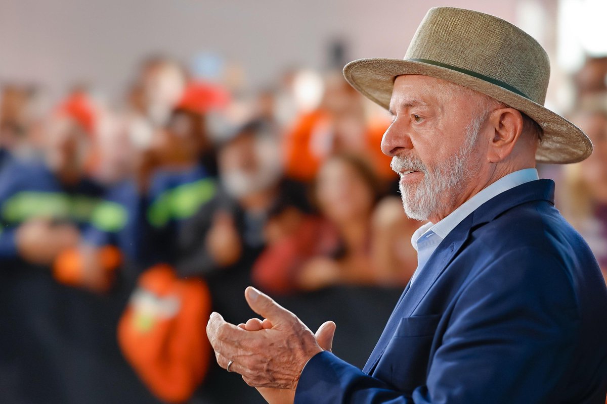 exame's tweet photo. Real Time Big Data: Lula tem 53% e Flávio Bolsonaro, 24%, no 1º turno na Paraíba
https://t.co/bsDktMl3YJ https://t.co/thlGy9NKoc