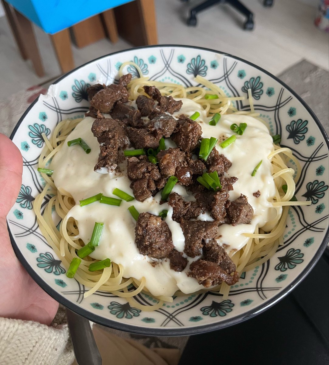 fabianechina's tweet photo. Tava chateada, aí pensei em mil coisas pra fazer a respeito disso.

No final, decidi fazer um macarrão com molho branco de queijo e iscas de carne e deixar pra lá. https://t.co/dwRfya7Vq8